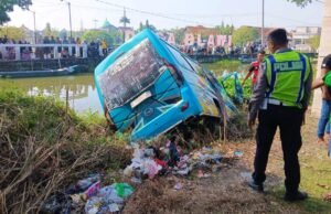 Mobil Elf Nyemplung ke Sungai di Lamongan, Polisi Bergerak Cepat