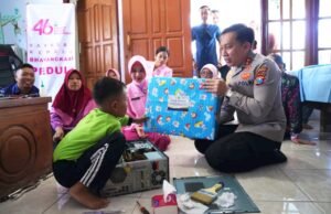 Bocah Jenius Bojonegoro Dapat Laptop dari Kapolres