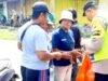 Polsek Purwosari Bojonegoro Bagikan Makanan untuk Pekerja Harian