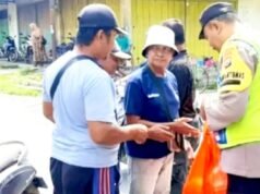 Polsek Purwosari Bojonegoro Bagikan Makanan untuk Pekerja Harian