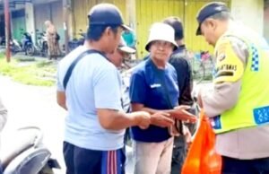 Polsek Purwosari Bojonegoro Bagikan Makanan untuk Pekerja Harian