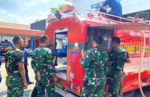 Prajurit Multitalenta, Yonif 885 Belibis Putih Ikuti Latihan Pemadam Kebakaran