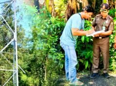 Satpol PP Bojonegoro Lepas Banner Penghentian, Proyek Tower Kapas Lolos Perizinan