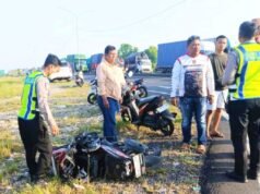 Nekat Terobos Lampu Merah, Pengendara Motor Tabrak Pajero di Simpang Dinoyo Lamongan