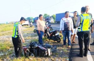 Nekat Terobos Lampu Merah, Pengendara Motor Tabrak Pajero di Simpang Dinoyo Lamongan