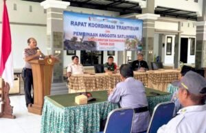 Tingkatkan Kesiapsiagaan, Linmas Sugihwaras Bojonegoro Dibekali Ilmu Keamanan dan Lalu Lintas