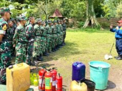 Sinergi Kuat, Prajurit Yonif 885 dan Damkar Bojonegoro Latihan Penanganan Kebakaran