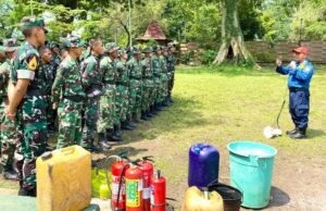 Sinergi Kuat, Prajurit Yonif 885 dan Damkar Bojonegoro Latihan Penanganan Kebakaran