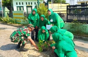 Persit Kawedanan IV Tanam Pohon Sawo di Koramil Pucuk, Aksi Nyata Hijaukan Lamongan