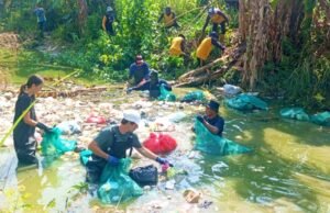 Aksi Nyata Jaga Lingkungan, TNI Polri dan Warga Kompak Bersihkan Sungai Balun Lamongan