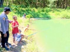 Bahaya Mengintai, Polisi Gondang Bojonegoro Larang Anak-anak Berenang di Sungai