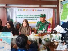 Babinsa Brondong Lamongan Kawal Penyaluran Bantuan Pangan
