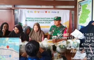 Babinsa Brondong Lamongan Kawal Penyaluran Bantuan Pangan