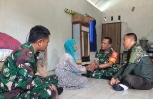 Babinsa Sukosewu-Bojonegoro Bantu Lansia Korban Penipuan