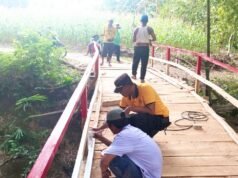 2 Tahun Terputus, Polisi dan Warga Sambeng Lamongan Bangun Jembatan Darurat