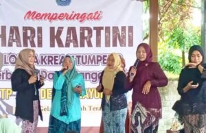 Ibu-Ibu Prayungan Bojonegoro Rayakan Hari Kartini dengan Tumpeng Non Beras
