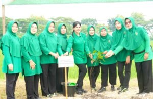 HUT ke-80 Persit, Aksi Nyata Hijaukan Jotosanur Lamongan: Ratusan Pohon Ditanam