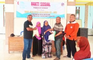 Jelang Hari Jadi Desa Mlinjeng Sumberrejo Bojonegoro, Kades Bagikan Beras untuk Janda Lansia