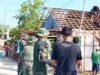 Gotong Royong di Karangbinangun Lamongan, Babinsa Pimpin Bedah Rumah