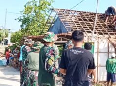 Gotong Royong di Karangbinangun Lamongan, Babinsa Pimpin Bedah Rumah