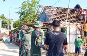 Gotong Royong di Karangbinangun Lamongan, Babinsa Pimpin Bedah Rumah