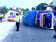 Sore Mencekam di Ngimbang Lamongan: Truk Oleng, Jalan Nasional Tersendat