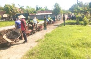 TNI dan Warga Ngimbang Lamongan Bersihkan Saluran Air, Dusun Katar Kini Bebas Sumbatan