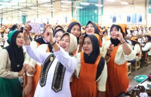 Wabup Bojonegoro Turun ke Pabrik Rokok, BLT Buruh Cair Rp875 Ribu