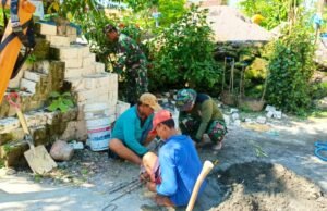 TNI dan Warga Ngimbang Lamongan Kompak Bedah Rumah Lansia Miskin