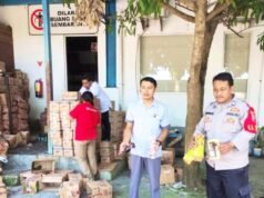 Wing’s Gandeng Polsek Balen Bojonegoro Awasi Pemusnahan Produk Kadaluarsa