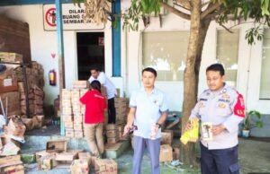 Wing’s Gandeng Polsek Balen Bojonegoro Awasi Pemusnahan Produk Kadaluarsa