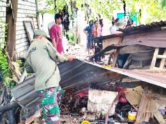 Rumah Lansia di Lamongan Ambruk Diterjang Angin, Babinsa Bergerak Cepat