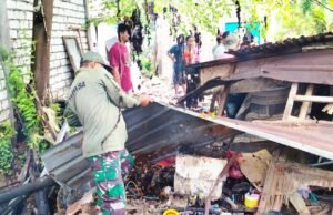 Rumah Lansia di Lamongan Ambruk Diterjang Angin, Babinsa Bergerak Cepat
