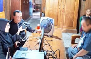 Disdukcapil Bojonegoro Jemput Bola Rekam KTP-el Warga Disabilitas di Pelosok Sekar