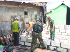 Babinsa Lamongan Turun Tangan Bangun Rumah Warga, Kisahnya Bikin Haru