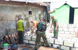 Babinsa Lamongan Turun Tangan Bangun Rumah Warga, Kisahnya Bikin Haru
