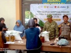 Aksi Humanis Babinsa di Lamongan, Bantu Lansia Saat Penyaluran Bantuan