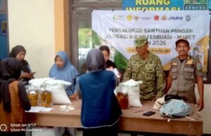 Aksi Humanis Babinsa di Lamongan, Bantu Lansia Saat Penyaluran Bantuan