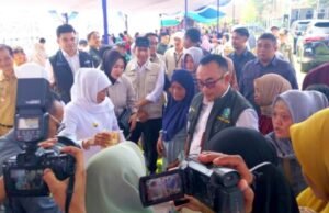 Gubernur Khofifah Gempur Inflasi di Bojonegoro, Warga Serbu Pasar Murah