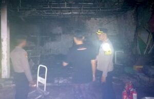Api Melalap Gudang di Lamongan, Polisi Bantu Pemadaman