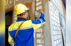 PJI Bojonegoro Pasang Listrik Gratis untuk Dua Warga Kurang Mampu