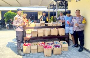 Warung di Brondong Digerebek, Ratusan Liter Miras Ilegal Disita Polisi