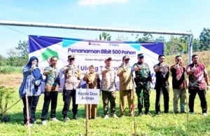 TNI dan Warga Sambeng Lamongan Tanam 500 Pohon, Lingkungan Makin Hijau