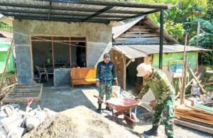 Aksi TNI di Lamongan, Rabat Lantai Rumah Warga Demi Hunian Layak