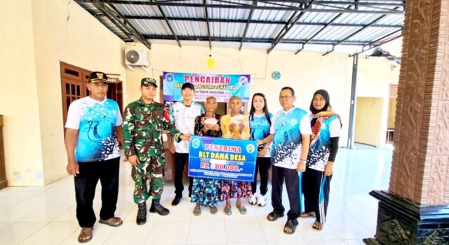 Babinsa Angga Turun Langsung Awasi Penyaluran BLT di Kedungkumpul Sukorame Lamongan