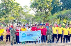 TNI Lamongan dan Warga Bluluk Bersihkan TPU, Semangat Gotong Royong Kembali Menggelora