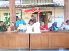 Babinsa Kawal Bantuan Pangan, 713 Warga Sarirejo Lamongan Terima Beras dan Minyak