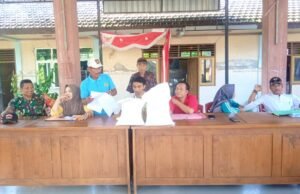 Babinsa Kawal Bantuan Pangan, 713 Warga Sarirejo Lamongan Terima Beras dan Minyak