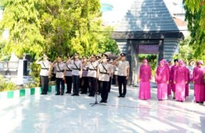 Jelang Hari Bhayangkara ke-80, Polres Bojonegoro Ziarah ke Makam Pahlawan