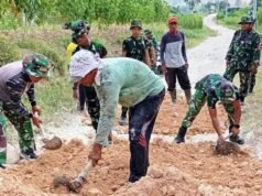 Babinsa Bubulan Bojonegoro dan Warga Kompak Perbaiki Jalan Dusun Maor
